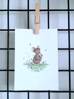 Anillustration Ansichtkaart Muisje in bloemenveld